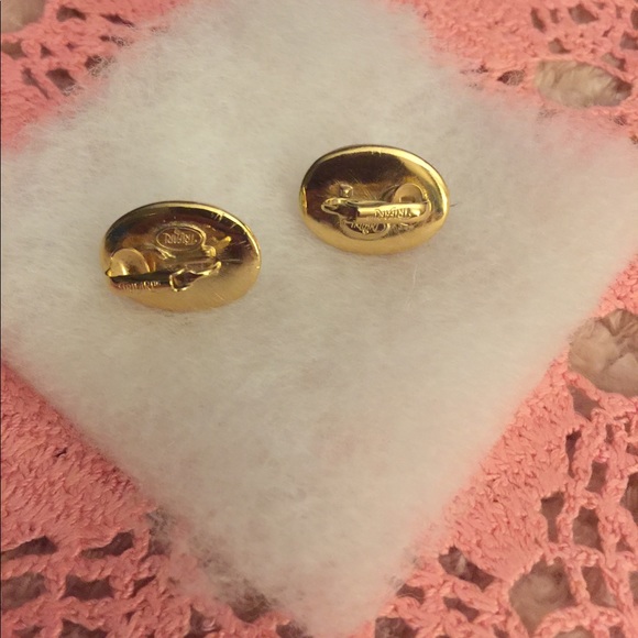 Vintage clip on Earrings. Trifari - Picture 2 of 3